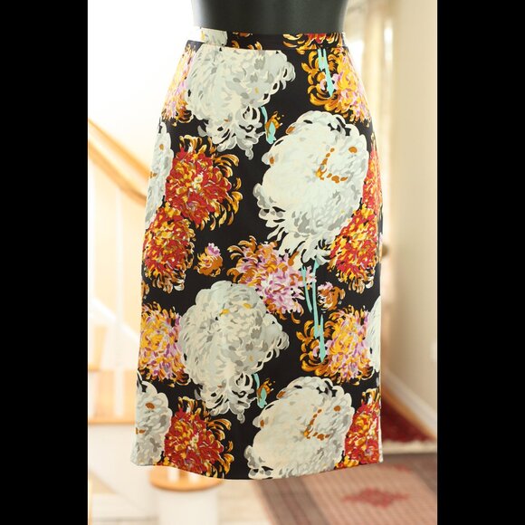 DOLCE & GABBANA Red Orange White Floral Skirt with Black Background - Picture 1 of 4